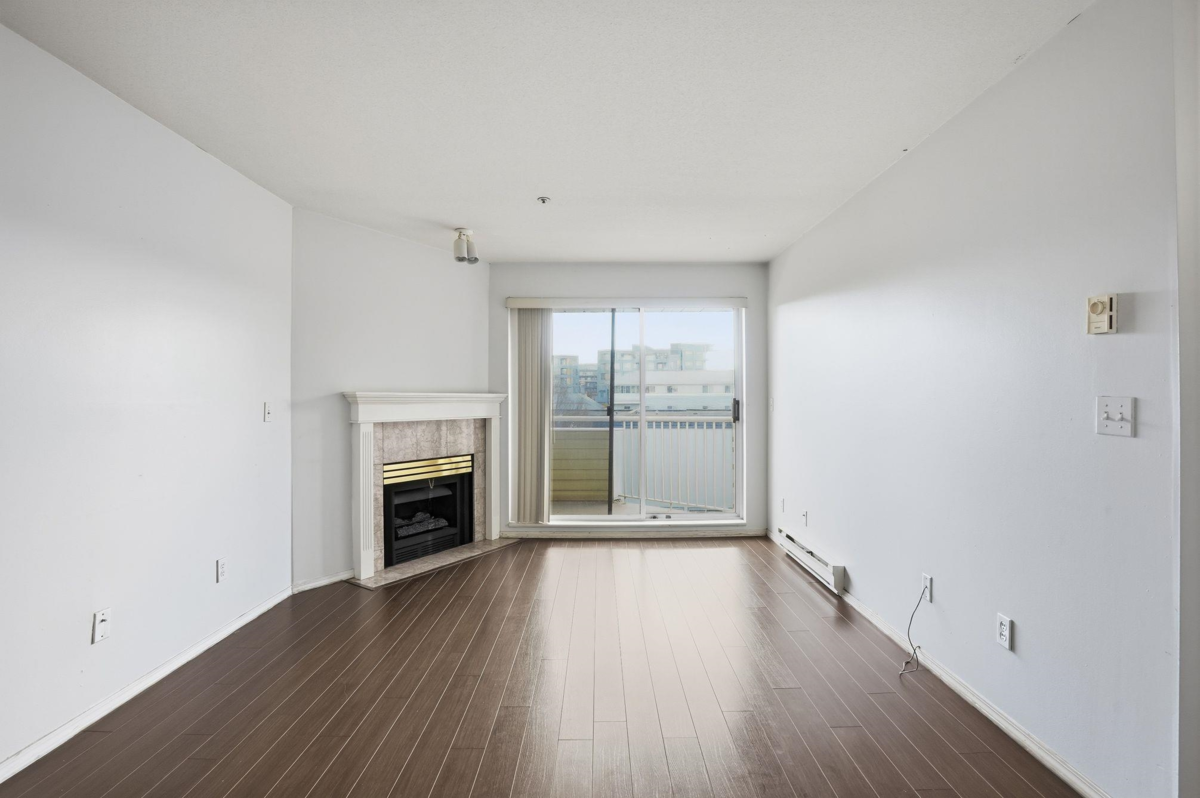 Guest Bathroom Photo of 433 32830 George Ferguson Way, Abbotsford, BC