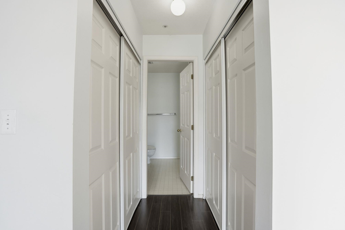 Hallway Photo of 433 32830 George Ferguson Way, Abbotsford, BC