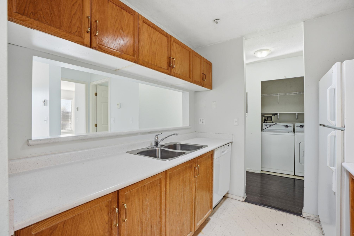 Kitchen Island Photo of 433 32830 George Ferguson Way, Abbotsford, BC