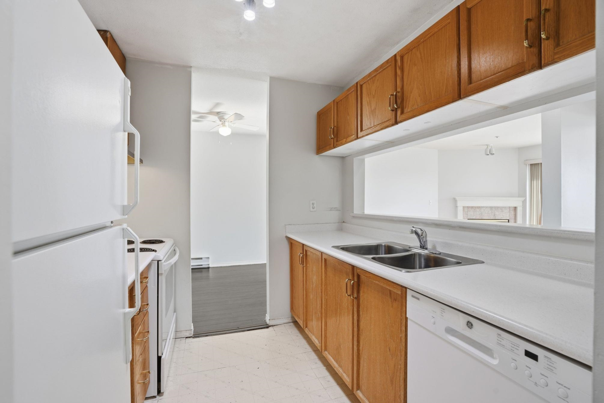 Kitchen Photo of 433 32830 George Ferguson Way, Abbotsford, BC
