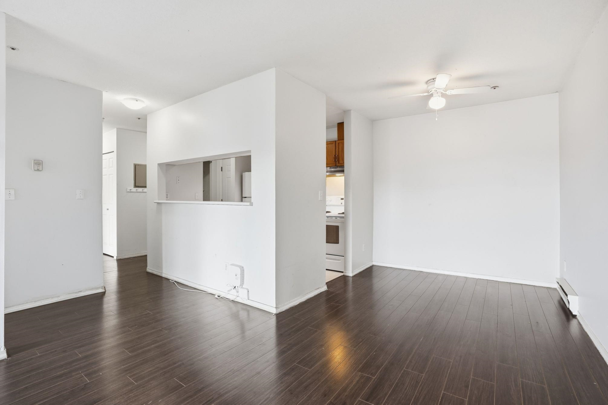 Living Room Photo of 433 32830 George Ferguson Way, Abbotsford, BC