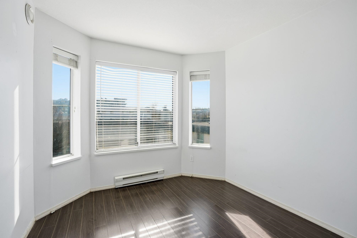 Mudroom Photo of 433 32830 George Ferguson Way, Abbotsford, BC