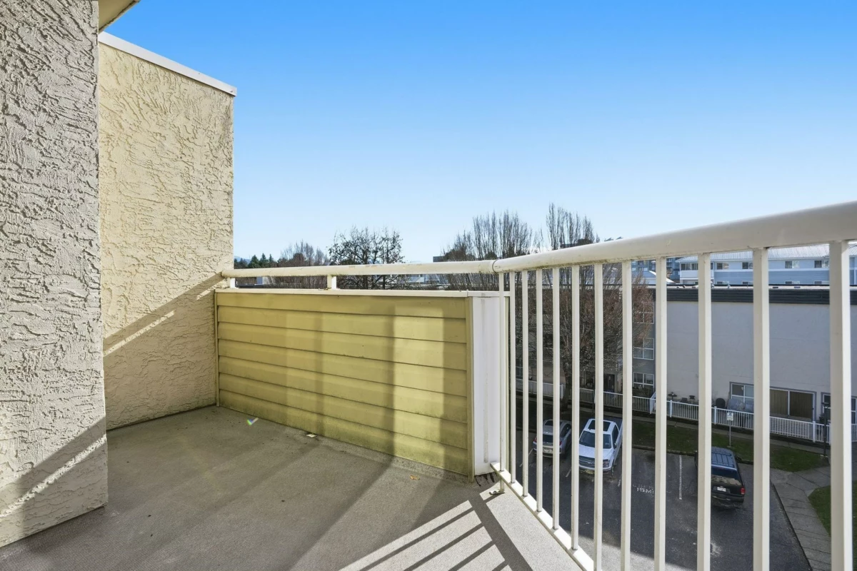 Outdoor Deck Photo of 433 32830 George Ferguson Way, Abbotsford, BC