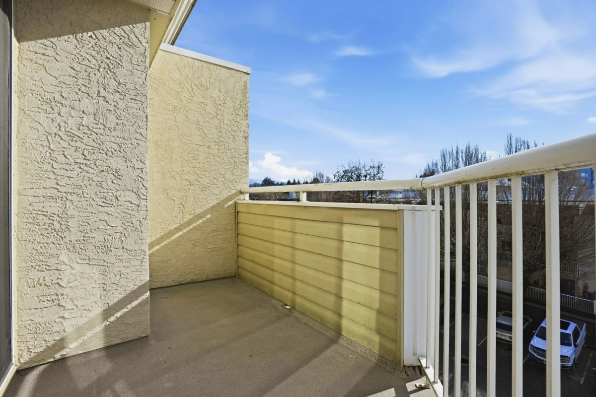 Outdoor Patio Photo of 433 32830 George Ferguson Way, Abbotsford, BC