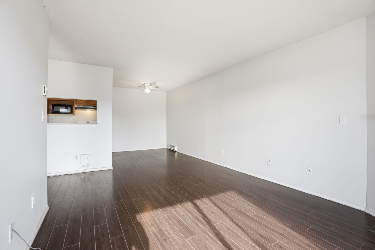 Primary Bathroom Photo of 433 32830 George Ferguson Way, Abbotsford, BC