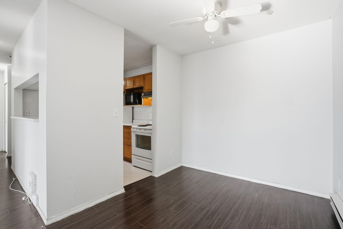 Walk-In Closet Photo of 433 32830 George Ferguson Way, Abbotsford, BC