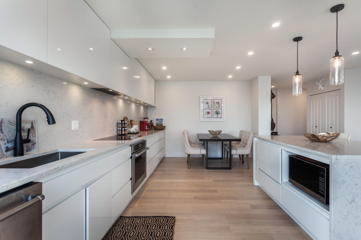 Kitchen Island Photo of PH1 140 E 14th Street, North Vancouver, BC