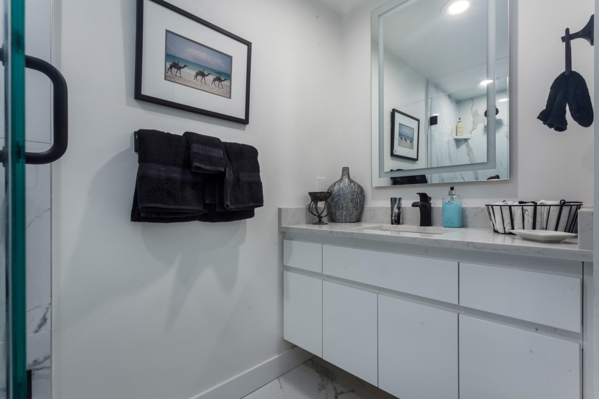 Powder Room Photo of PH1 140 E 14th Street, North Vancouver, BC