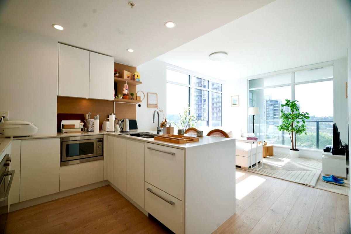 Family Room Photo of 802 2181 Madison Avenue, Burnaby, BC