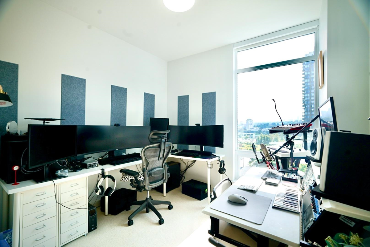 Kitchen Island Photo of 802 2181 Madison Avenue, Burnaby, BC