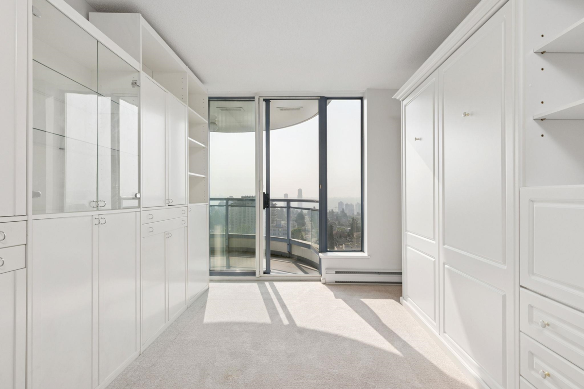 Front Yard Photo of 1605 739 Princess Street, New Westminster, BC