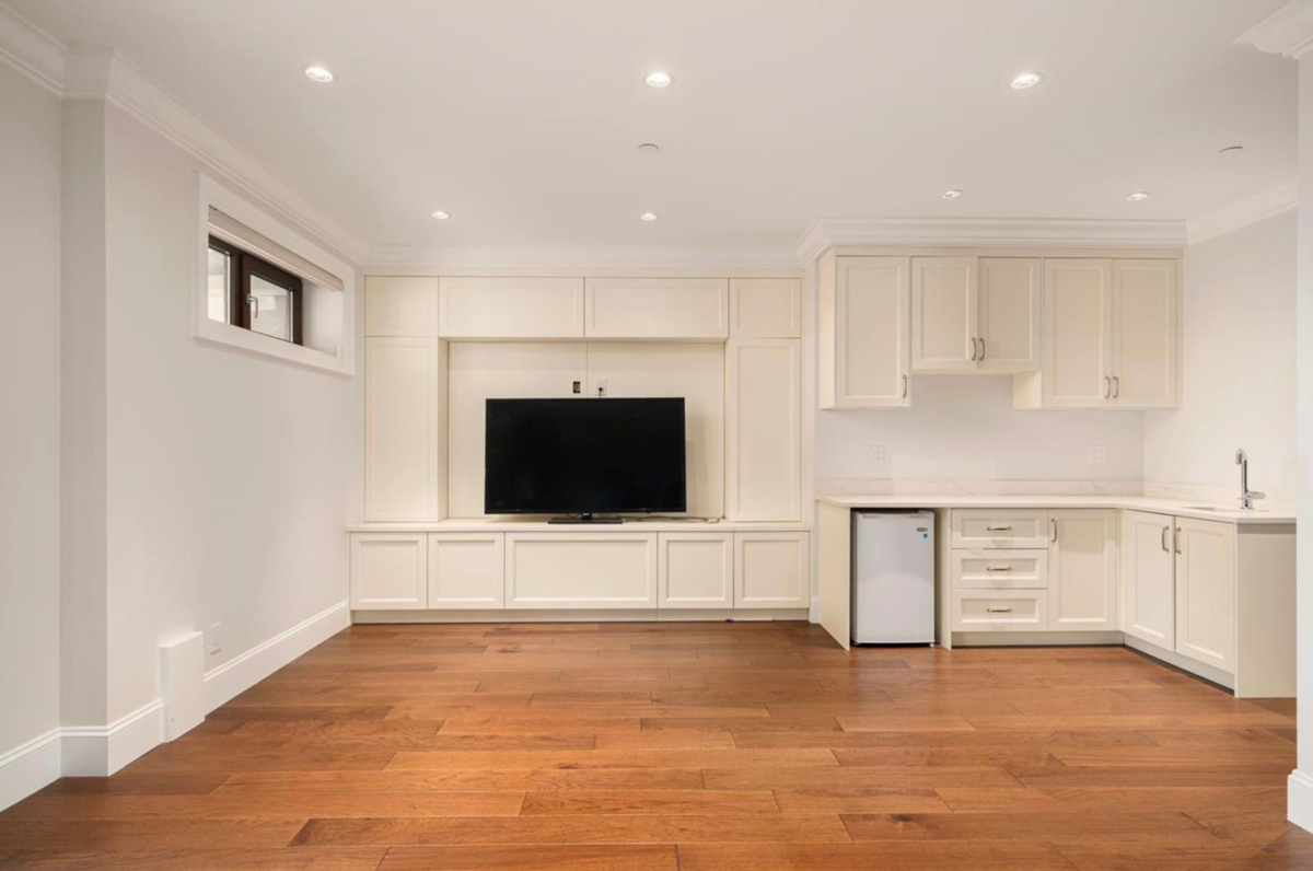 Hallway Photo of 1410 Mathers Avenue, West Vancouver, BC