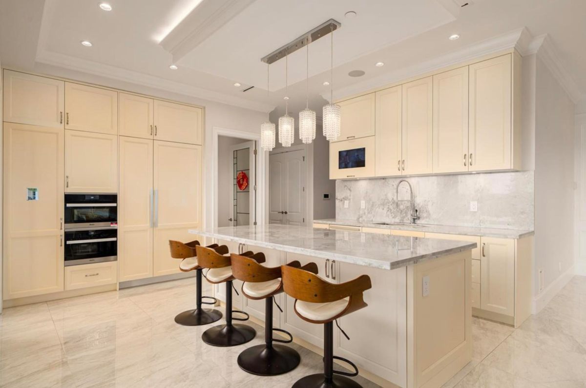 Kitchen Island Photo of 1410 Mathers Avenue, West Vancouver, BC