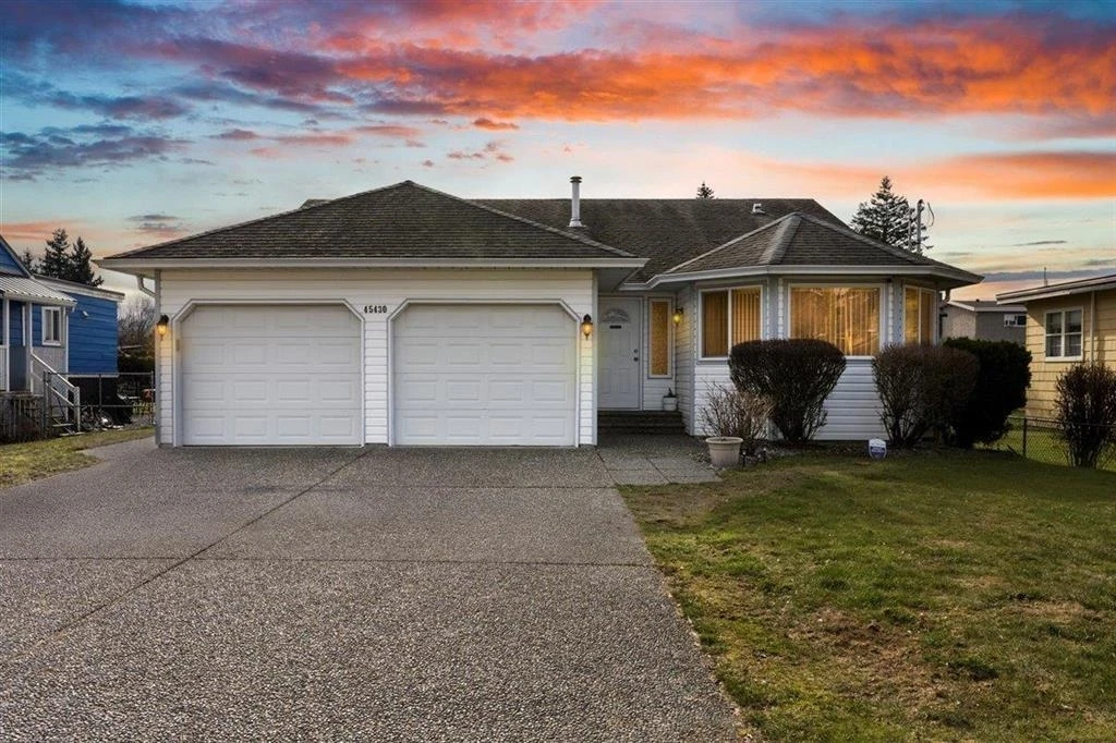 Living Room Photo of 45430 Bernard Avenue, Chilliwack, BC