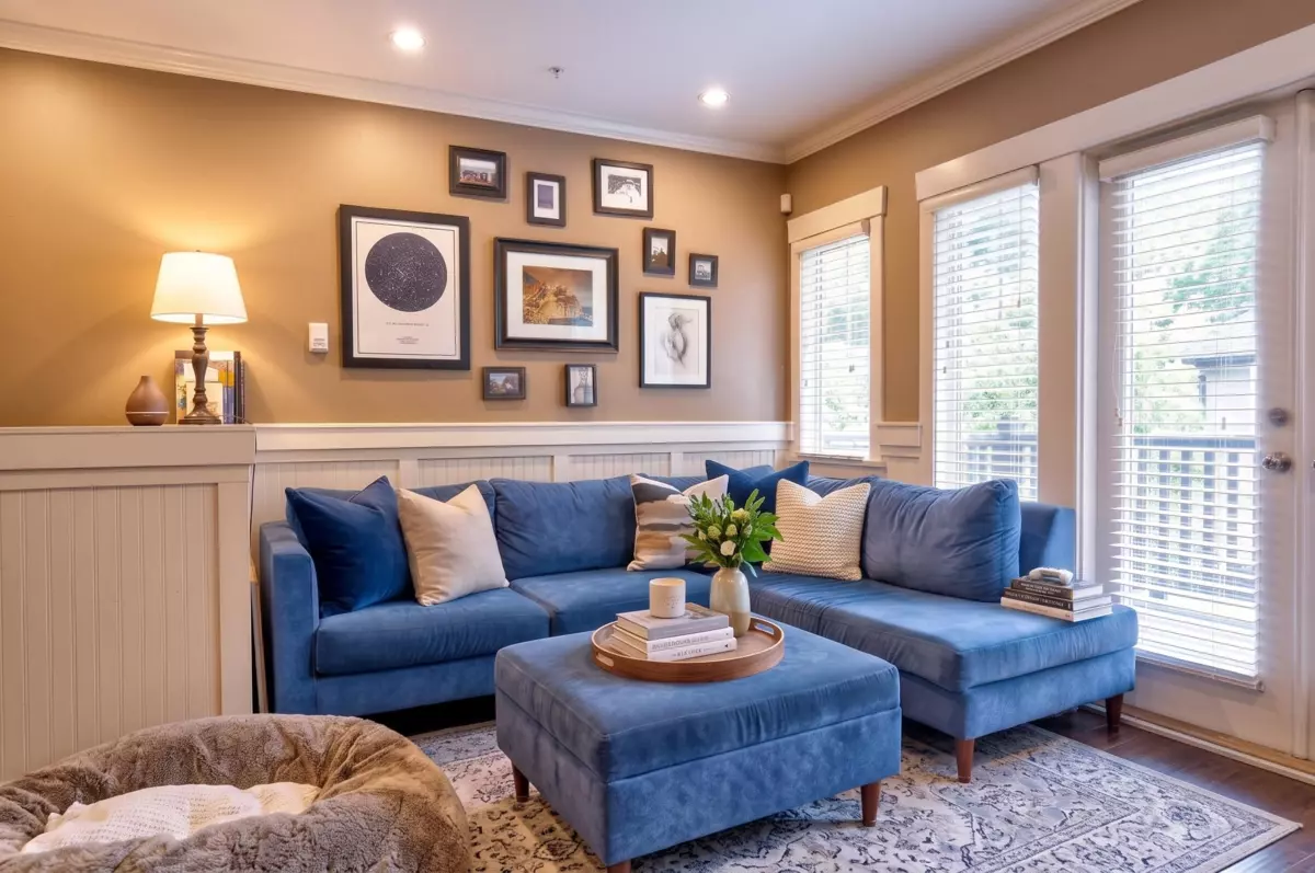 Family Room Photo of 208 W 13th Avenue, Vancouver, BC