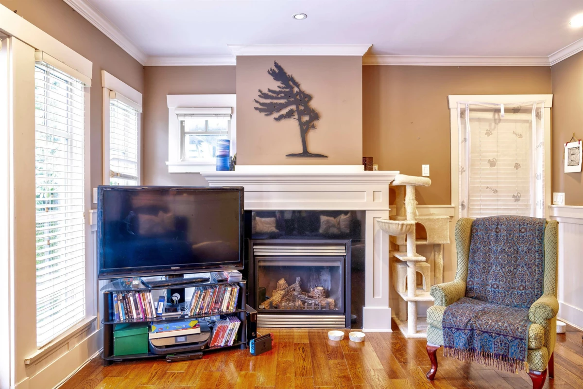 Living Room Photo of 208 W 13th Avenue, Vancouver, BC