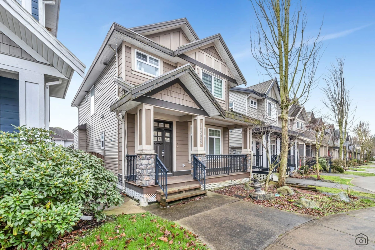 Living Room Photo of 12952 60 Avenue, Surrey, BC