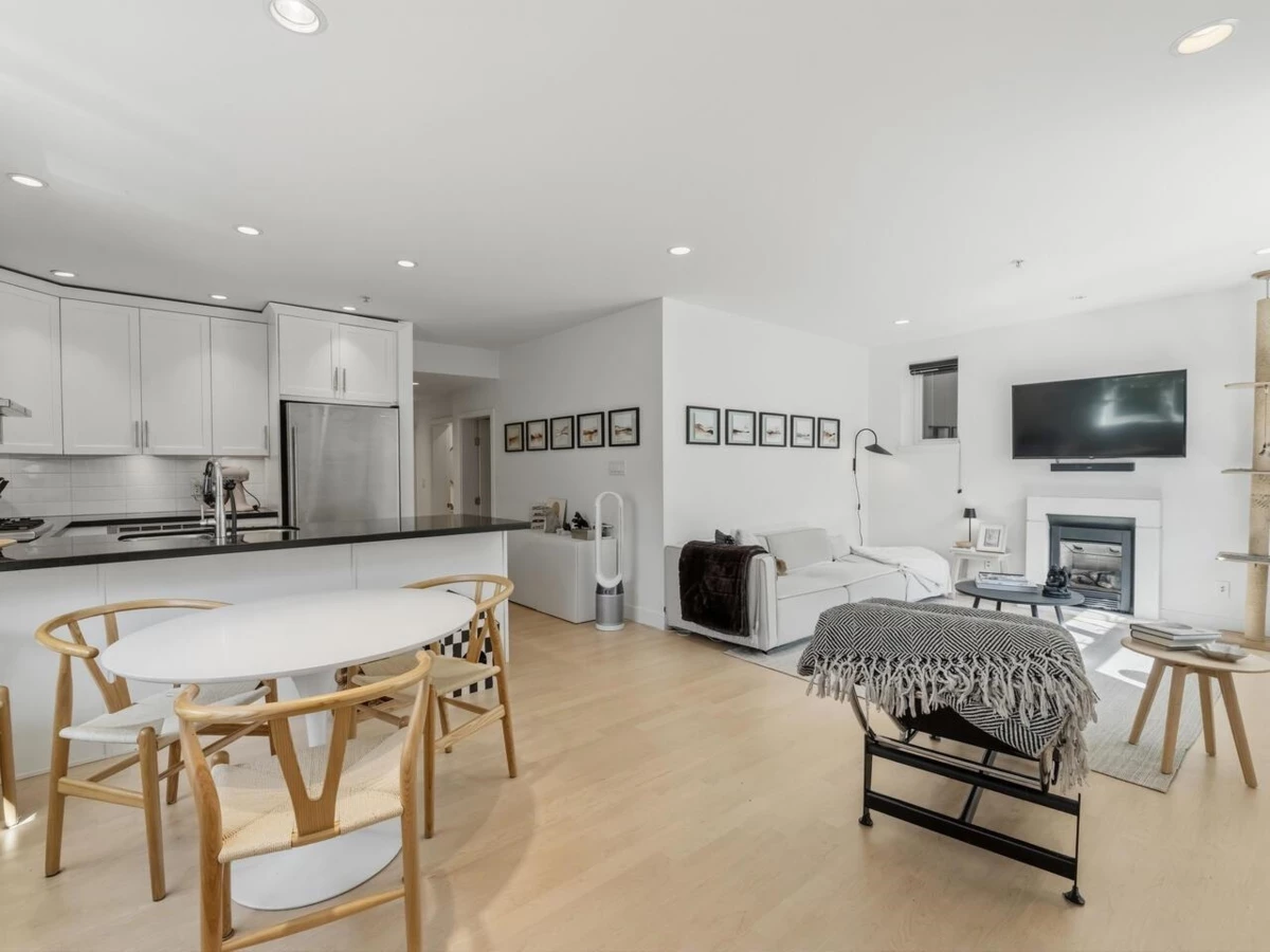 Living Room Photo of 83 W 15th Avenue, Vancouver, BC