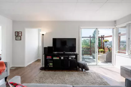 Kitchen Island Photo of 10482 125a Street, Surrey, BC