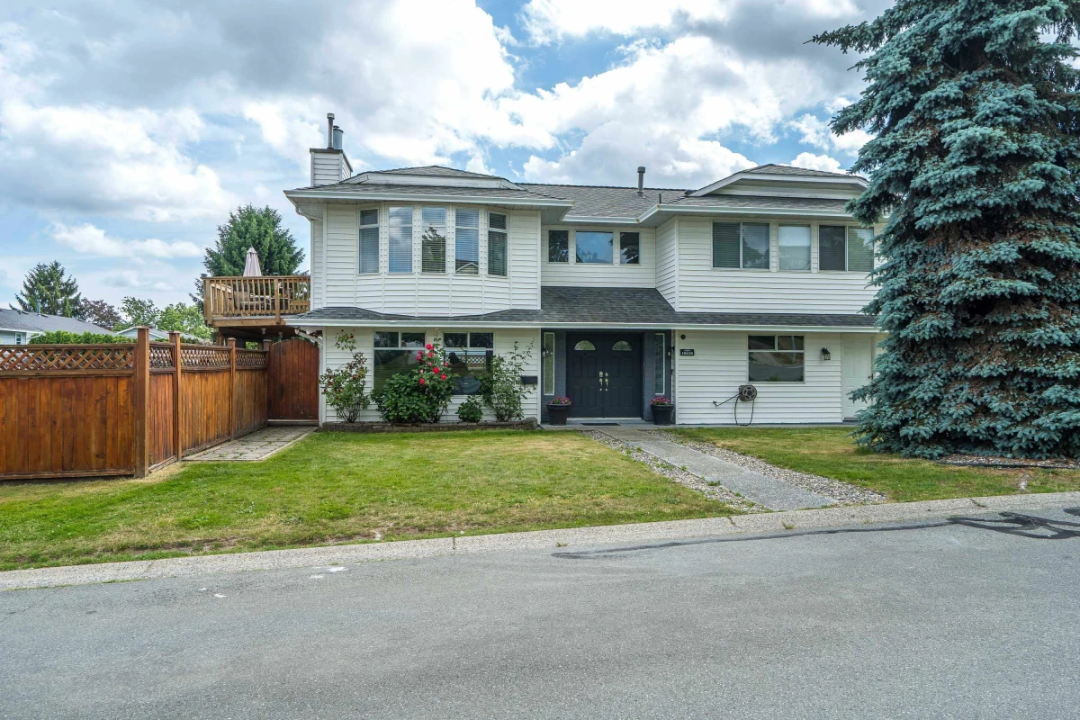 Living Room Photo of 19628 65b Place, Langley, BC