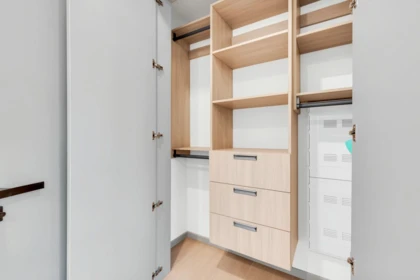 Mudroom Photo of 2 3547 E Georgia Street, Vancouver, BC