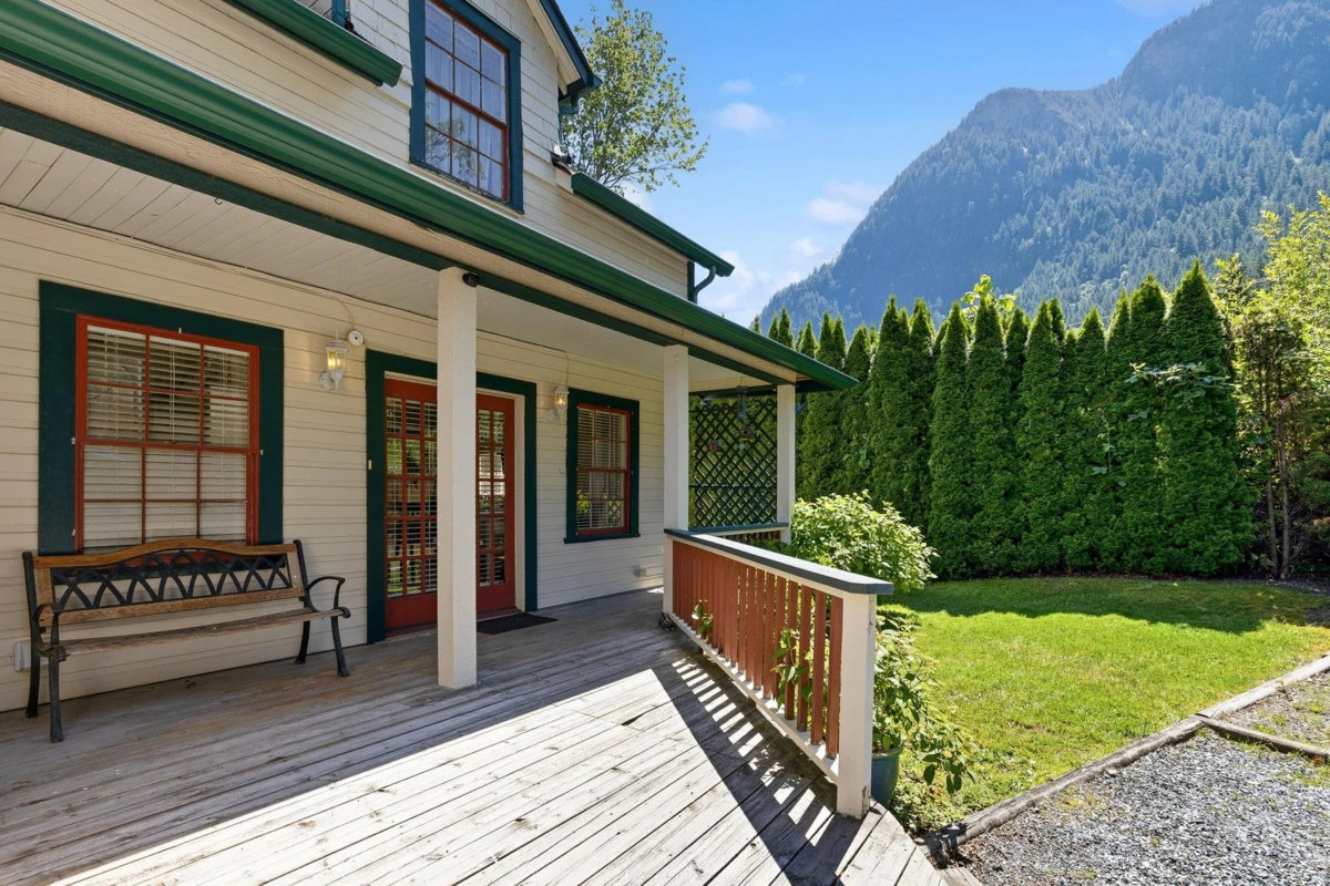 Living Room Photo of 1075 3rd Avenue, Hope, BC