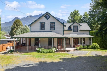 1075 3rd Avenue, Hope, BC, Hope — Single Family Residence for sale