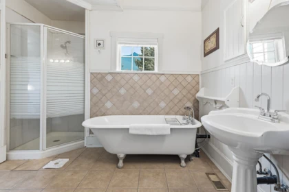 Guest Bathroom Photo of 1075 3rd Avenue, Hope, BC