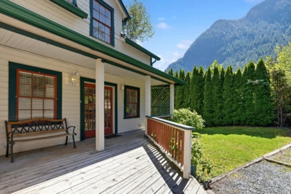 1075 3rd Avenue, Hope, BC, Hope — Single Family Residence for sale