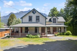 1075 3rd Avenue, Hope, BC
