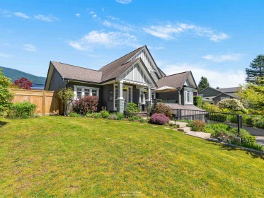 Garden / Landscaping Photo of 938 Beaumont Drive, North Vancouver, BC