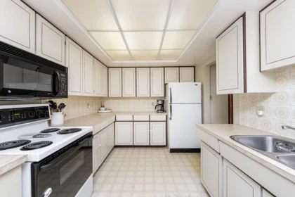 Kitchen Island Photo of 1453 Coleman Street, North Vancouver, BC