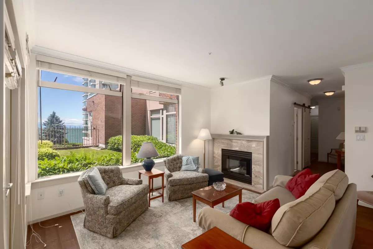 Family Room Photo of 306 2271 Bellevue Avenue, West Vancouver, BC