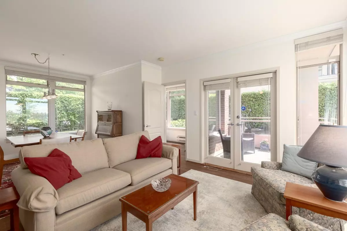 Living Room Photo of 306 2271 Bellevue Avenue, West Vancouver, BC