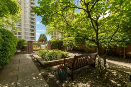 Backyard Photo of 306 2271 Bellevue Avenue, West Vancouver, BC