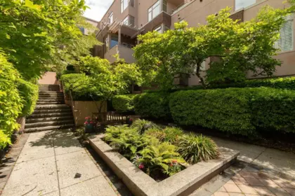Front Yard Photo of 306 2271 Bellevue Avenue, West Vancouver, BC