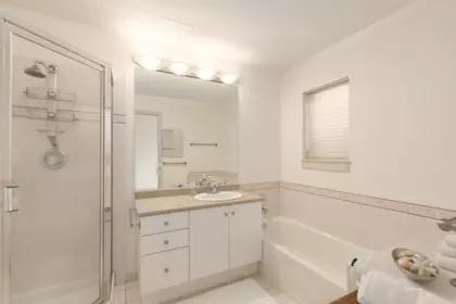 Guest Bathroom Photo of 306 2271 Bellevue Avenue, West Vancouver, BC