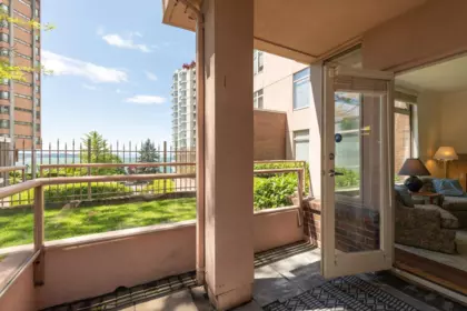 Hallway Photo of 306 2271 Bellevue Avenue, West Vancouver, BC