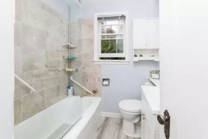 Powder Room Photo of 589 Seaview Road, Gibsons, BC