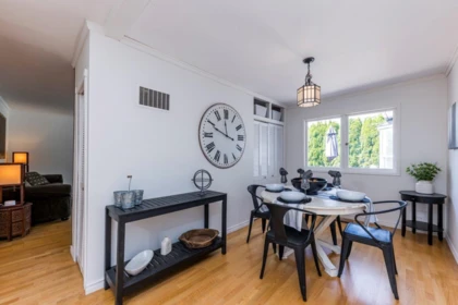 Kitchen Photo of 1140 Pinewood Crescent, North Vancouver, BC