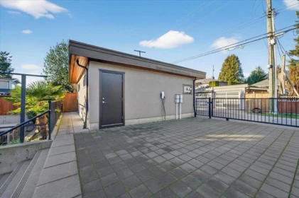 Backyard Photo of 2 252 E 19th Street, North Vancouver, BC