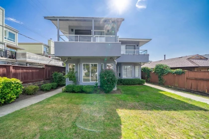 215 W 18th Street, North Vancouver, BC, North Vancouver — Half Duplex for sale