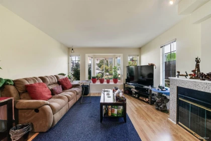 215 W 18th Street, North Vancouver, BC, North Vancouver — Half Duplex for sale