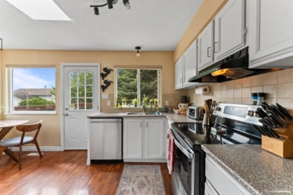 Entry Foyer Photo of 20445 Thorne Avenue, Maple Ridge, BC