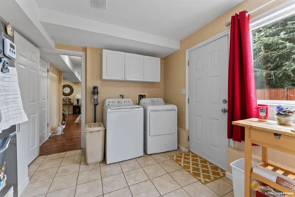 Kitchen Island Photo of 20445 Thorne Avenue, Maple Ridge, BC