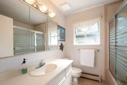 Guest Bathroom Photo of 25 Tidewater Way, Lions Bay, BC