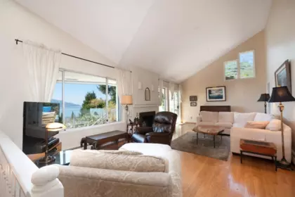 Kitchen Photo of 25 Tidewater Way, Lions Bay, BC