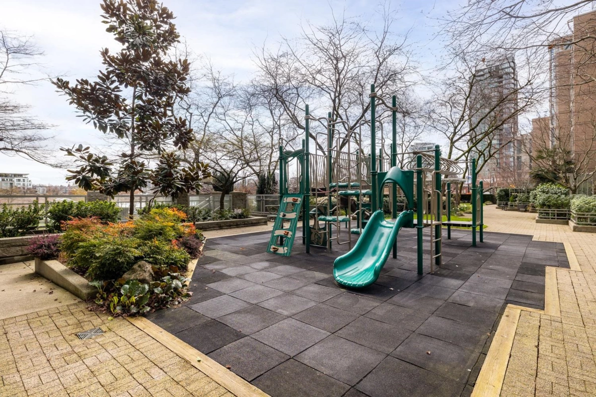 Walk-In Closet Photo of 506 388 Drake Street, Vancouver, BC