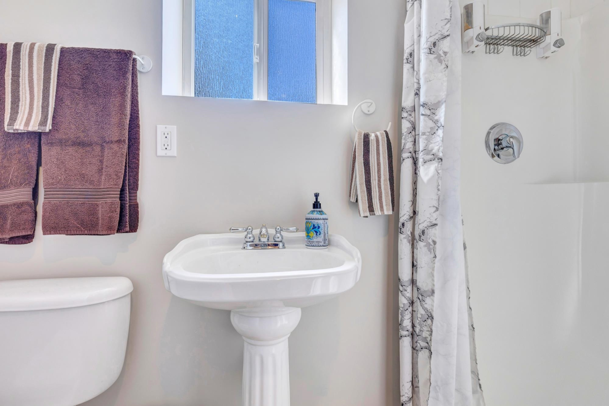 Laundry Room Photo of 35104 Spencer Street, Abbotsford, BC