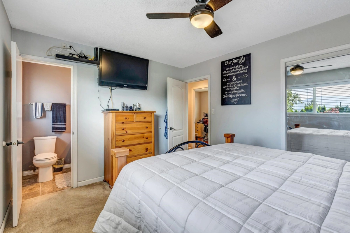 Walk-In Closet Photo of 35104 Spencer Street, Abbotsford, BC